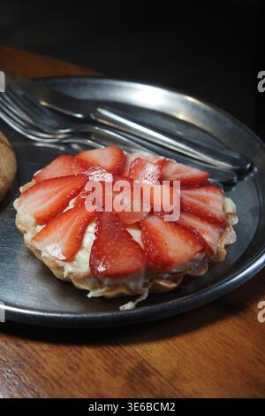 Dessert mit Erdbeeren auf einem silbernen Tablett in einem Café Stockfoto