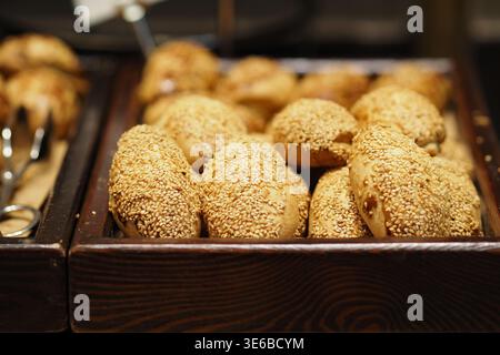 Frisch gebackene Sesam-Brötchen auf der Ausstellung Stockfoto