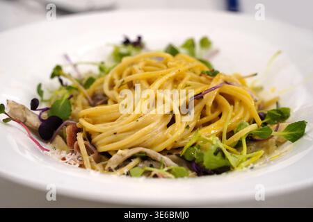 Klassisches italienisches Spaghetti Carbonara mit cremiger Sauce und frischem Microgreens Stockfoto