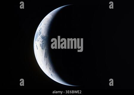 Atemberaubender filmischer Blick auf den Erdplaneten als Halbmond in der Dunkelheit des Weltraums. Stockfoto