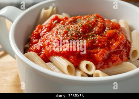 Eine Schüssel glutenfreier Penne-Pasta aus der Nähe. Stockfoto
