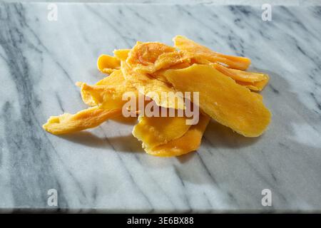 Ein Blick auf einen Haufen getrockneter Mangoblätter. Stockfoto