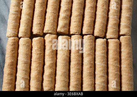 Eine Draufsicht einer Schicht Kokosnussrollen als Hintergrund. Stockfoto