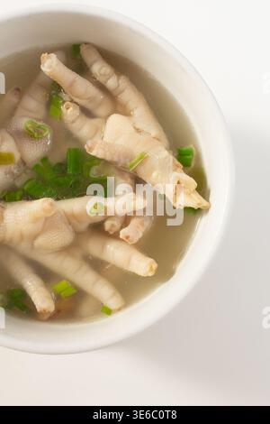 Von oben nach unten auf eine Schüssel Hühnerfüßsuppe. Stockfoto