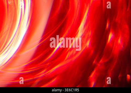 Abstraktes Bild mit wirbelnden roten Mustern mit Lichtreflexionen, die einen lebendigen und dynamischen visuellen Effekt für künstlerische oder gestalterische Anwendungen schaffen Stockfoto