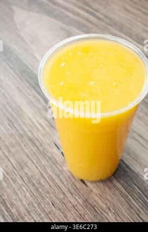 Ein Blick auf einen Mango-Smoothie. Stockfoto