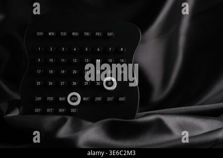 Minimalistischer Desktop-Kalender mit magnetischen Markierungen auf April 31, der konzeptionelle oder surreale Datumsangaben erstellt Stockfoto