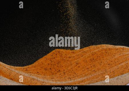 Regen Sie goldene Partikel über die sanfte orange Sanddüne und erzeugen Sie einen magischen Glitzereffekt Stockfoto