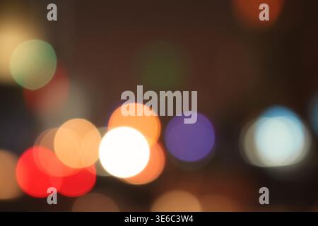 Abstrakter Hintergrund mit lebhaften bunten Bokeh-Lichtern und weichen, unscharfen, leuchtenden Kreisen. Stockfoto