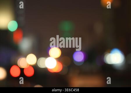 Abstrakter Hintergrund mit lebhaften bunten Bokeh-Lichtern und weichen, unscharfen, leuchtenden Kreisen. Stockfoto