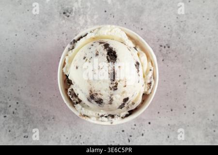 Von oben aus blickte man auf eine Schaufel Kekse und Eiscreme. Stockfoto