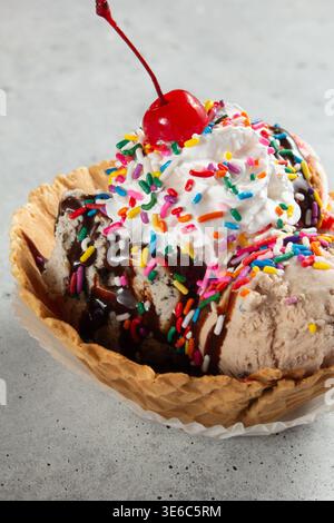 Ein Blick auf einen Eisbecher in einer Waffelschale. Stockfoto