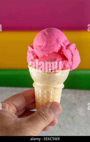 Ein Blick auf eine Hand, die eine Eiskugel hält. Stockfoto