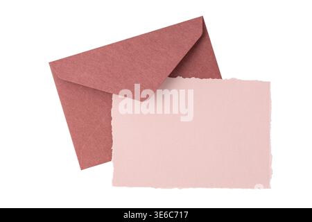 Rosafarbener Retro-Umschlag mit leerer Papierkarte Nahaufnahme isoliert auf weißem Hintergrund. Mockup-Grußkarte mit Kopierraum. Stockfoto