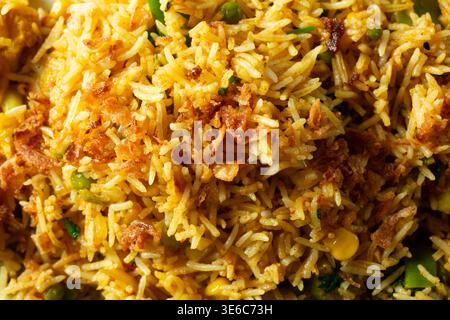 Ein Blick von oben nach unten auf eine Schicht Biryani, als Hintergrund. Stockfoto