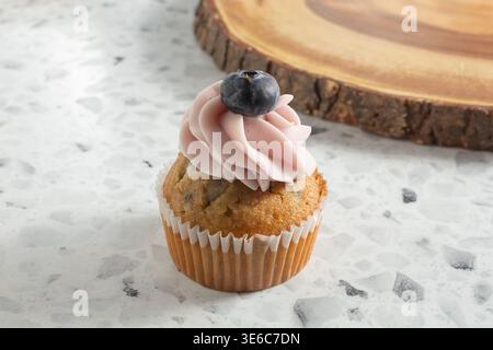 Ein Blick auf einen Blaubeeren-Cupcake. Stockfoto