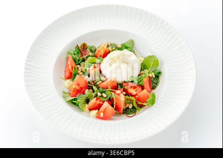 Salat mit Gemüse und Burrata Stockfoto