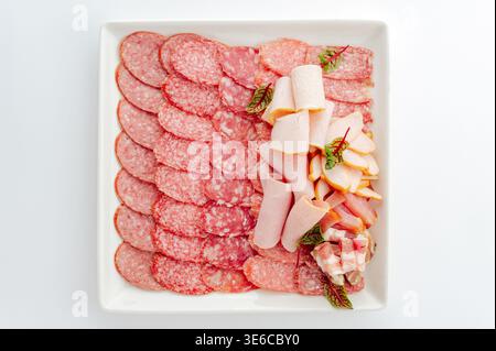Aufschnitt und Würstchen auf einem Teller Stockfoto