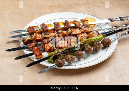 Gegrillte Fleischspieße mit Gemüse auf Teller Stockfoto