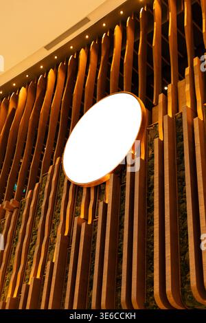 Die Storefront zeigt einen leeren Bereich, der für Markenbeschilderungen bereit ist. Das Design verfügt über eine Holzfassade mit einem leeren Schild. Diese Einstellung ist perfekt für einen neuen Stockfoto