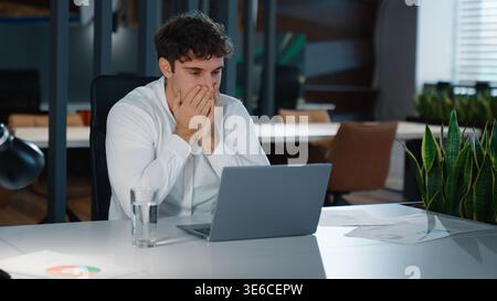 Traurig aufgebracht kaukasischer Geschäftsmann mit Laptop, der sich schockiert beim Lesen schlechter Nachrichten E-Mail-Geschäftsmann, der mit Computer Online-Arbeit arbeitet, schockiert beim Hineinschauen Stockfoto