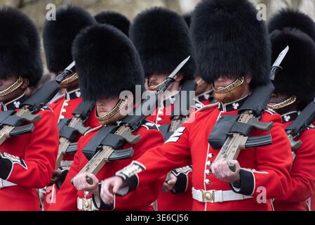 Die Royal Guard, King’s Guard Soldiers Close Up, London, Großbritannien Stockfoto