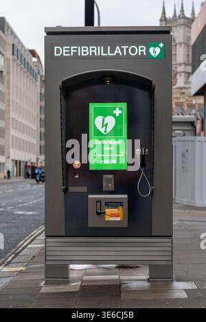 Isolierte Ansicht einer Defibrillatorstation (AED-Kiosk) in London, Großbritannien Stockfoto