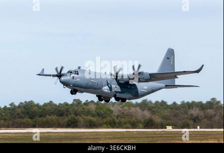 US Air Force MC-130J Commando II mit Winglets, die auf der Eglin Air Force Base, Florida, 2016 starten Stockfoto