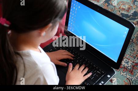 EMBARGO BIS 0001 DIENSTAG, 7. APRIL, Aktenfoto vom 08/14 eines Kindes, das einen Laptop benutzt. Eltern sollten die Online-Privatsphäre ihrer Kinder wie Gefahren für Fremde und Straßenverkehrssicherheit behandeln, warnte eine Aufsichtsbehörde. Das Information Commissioner's Office (ICO) sagte, dass neue Untersuchungen zeigen, dass drei von vier Eltern befürchten, dass ihr Kind keine sicheren Online-Datenschutzentscheidungen treffen kann. Ausgabedatum: Dienstag, 07. April 2026. Stockfoto