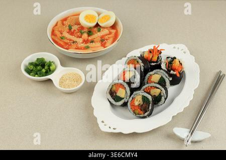 Bulgogi koreanischer Kimbab mit Rose Topokki, beliebtes koreanisches Essen Stockfoto