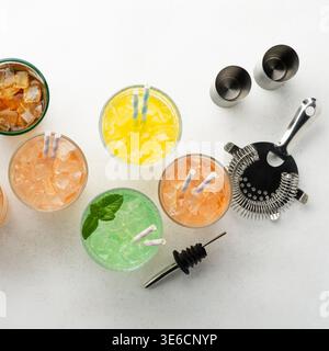 Auswahl an bunten Eiscocktails auf weißem Hintergrund von oben Stockfoto