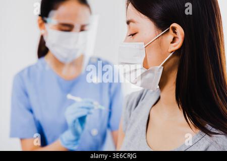 Professionelle asiatische Ärztin, die an Laptop in der Klinik Digital Healthcare Konzept arbeitet Stockfoto