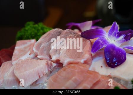 Frisches Premium-Maguro-Sashimi-Set mit essbaren Blumen in einem japanischen Restaurant Stockfoto