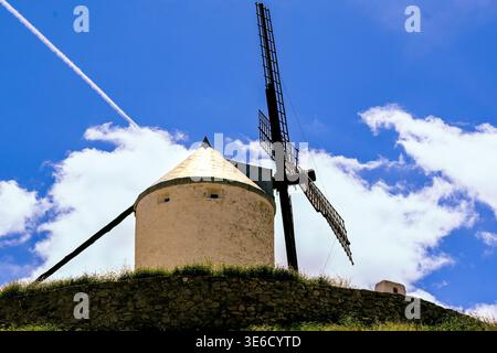 Traditionelle Windmühle auf einem Hügel in Consuegra, La Mancha, Spanien Stockfoto