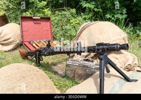 Deutscher MG 34 Maschinengewehr aus dem Zweiten Weltkrieg mit Munition und militärischer Ausrüstung Stockfoto