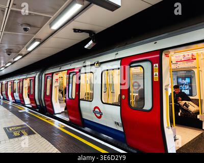 London, Großbritannien - 2. Februar 2026: Pendler steigen in eine Londoner U-Bahn-Station, um den Nahverkehr, die Reise und die tägliche Fahrt zu veranschaulichen Stockfoto