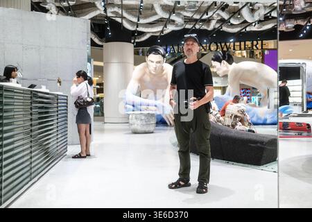 Stefan M. Prager im Haus Nowhere: Gentle Monster Laden im ICONSIAM - Bangkok - Thailand, Januar 2026 *** Stefan M Prager im Haus Nowhere Gentle Monster Store im ICONSIAM Bangkok Thailand, Januar 2026 Stockfoto