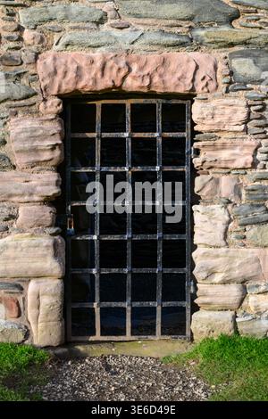 Altes Burgtor und Steinmauer Stockfoto