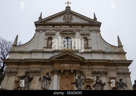 Krakau, Polen - 2. Dezember 2025: Außenansicht der römisch-katholischen Kirche der Heiligen Peter und Paul mit kunstvoller Fassade mit Statuen und Archen Stockfoto