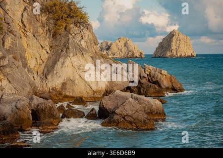 Ruhige Küstenszene. Ruhige Meereslandschaft Mit Azurblauem Wasser Und Kalksteinformationen Stockfoto