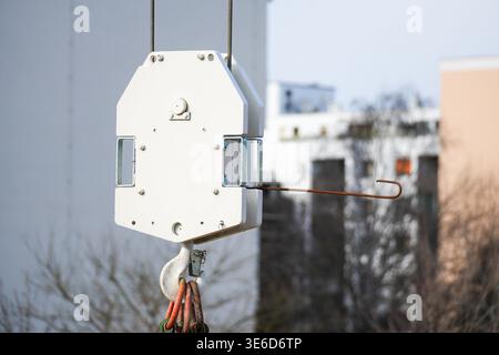 Der an der Baustelle aufgehängte Kranhakenblock zeigt schwere Arbeiten im Detail. Stockfoto