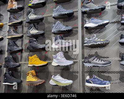 Krakau, Polen - 2. Dezember 2025: Zahlreiche farbenfrohe Outdoor-Abenteuerschuhe und bequeme Wanderschuhe werden in einer Ladenpräsentation präsentiert, inspirierend c Stockfoto