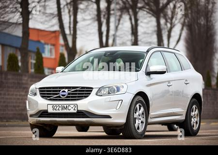 Minsk, Weißrussland - 17. März 2026: Volvo XC60 1. Generation Facelift oder I Restyling 2014 2017 Kompakt-SUV parkt auf der Straße über dem unscharfen urba Stockfoto