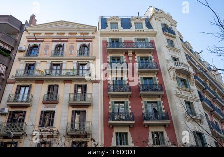 Farbenfrohe klassische Wohngebäude mit kunstvollen Balkonen und Fensterläden in Barcelona urbaner Architektur Stockfoto