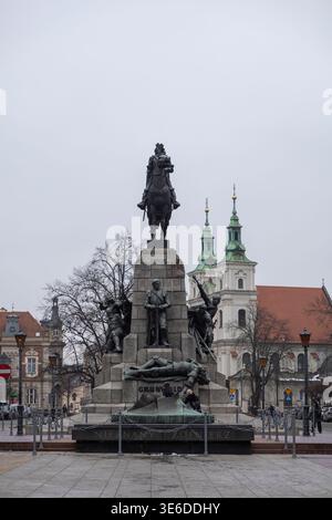Krakau, Polen – 1. Dezember 2025: Bronzeskulptur zeigt eine königliche Figur, flankiert von Soldaten, die die Schlacht von Grunwald in Polen von 1410 ehrt Stockfoto
