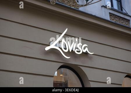 Krakau, Polen - 1. Dezember 2025: Lovisas strahlend weißes Logozeichen an einer Gebäudefassade hebt die beliebte Stadt-Modeschmuck-Einzelhandelsstraße hervor Stockfoto