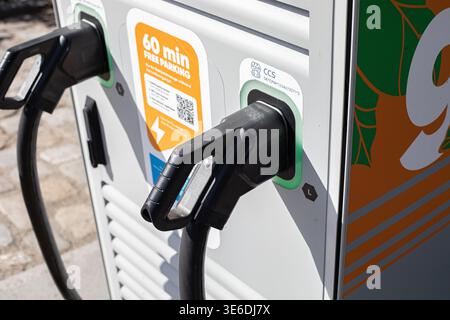 Berlin, Berlin, Deutschland. April 2026. Ladeanschlüsse werden am Montag, den 6. April 2026, an einer öffentlichen Ladestation für Elektrofahrzeuge in Berlin angezeigt. Es werden mehrere Steckerstandards unterstützt, um verschiedene Fahrzeugmodelle zu unterstützen. (Kreditbild: © Michael Kuenne/PRESSCOV via ZUMA Press Wire) NUR REDAKTIONELLE VERWENDUNG! Nicht für kommerzielle ZWECKE! Stockfoto