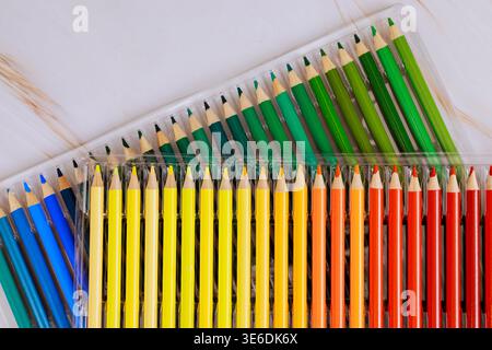 Die Bleistifte in verschiedenen Farben sind ordentlich angeordnet und können bei der Malerei verwendet werden. Stockfoto