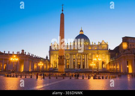 Petersdom und Petersplatz bei Nacht, Vatikanstadt, Rom, Italien Stockfoto