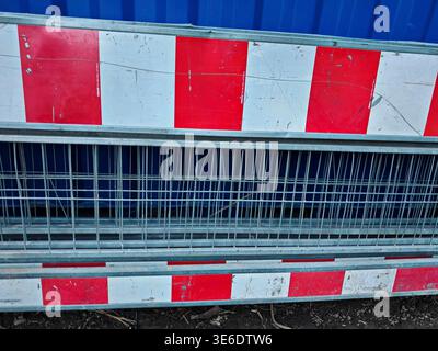 Barriere auf der Straße oder Straßensperre zum Anhalten von Verkehrsbarriere auf der Straße oder Straßensperre Stockfoto